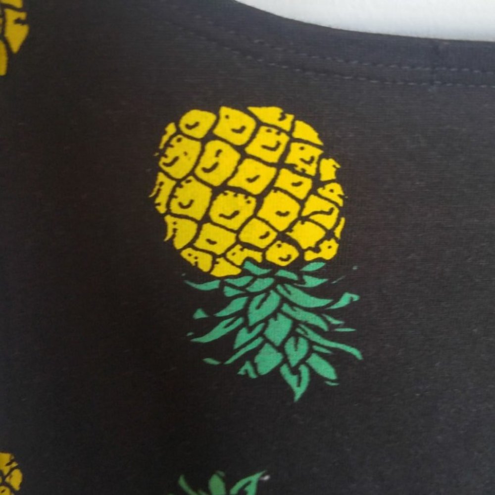 ⛔️SOLD⛔️FREE w/ $25 Purchase; Black Pineapple Print Crop Top - Picture 9 of 10